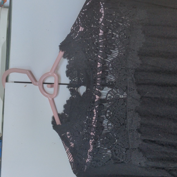 Lacy long sleeved top 4 items for $20❤️ - Picture 2 of 5